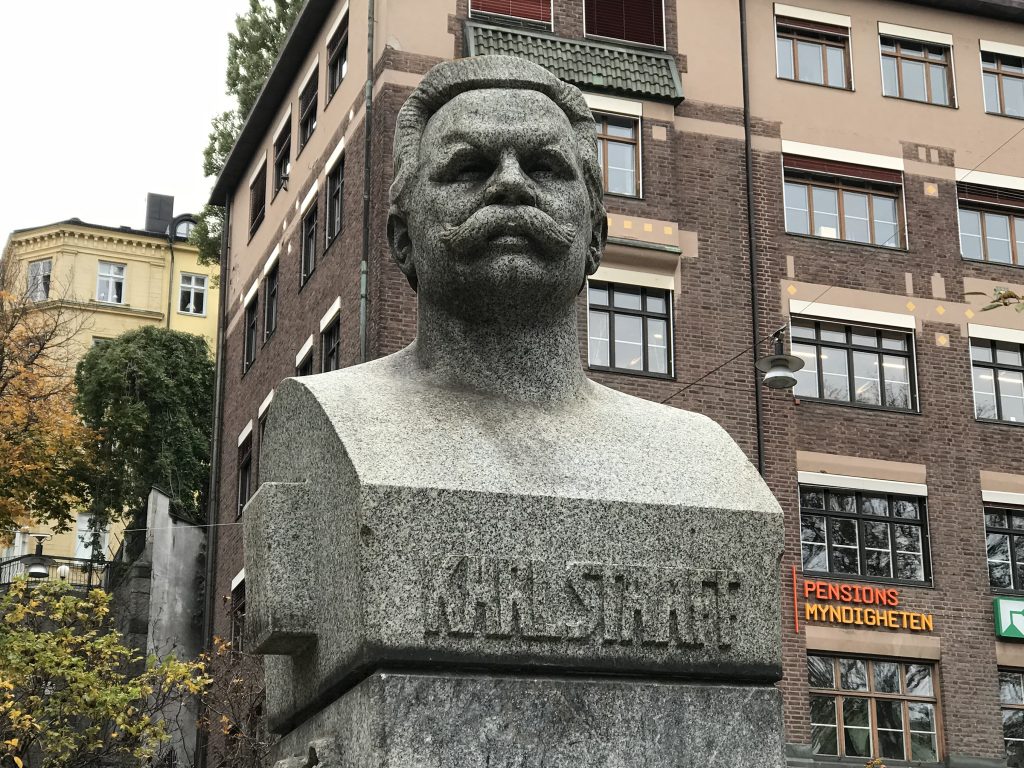 Byst i granit föreställande Karl Staaff vid Karl Staaffs plats i Stockholm. Foto: Anna Starbrink