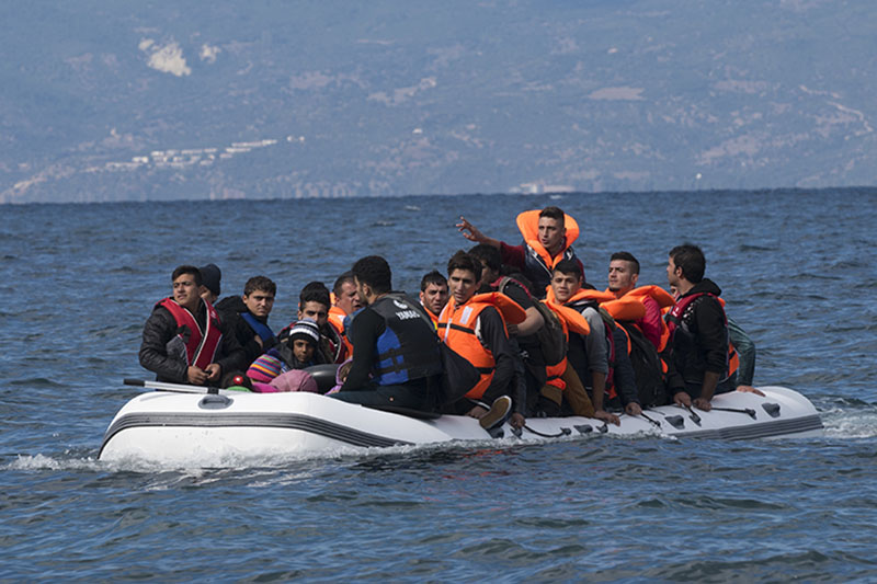 Flyktingar i gummibåt på Medelhavet, foto: iStock