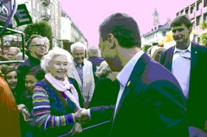 Politiker skakar hand med väljare, färgreducerad bild