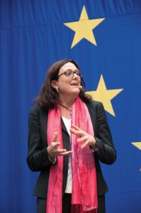 Cecilia Malmström framför blå EU-flagga med gula stjärnor