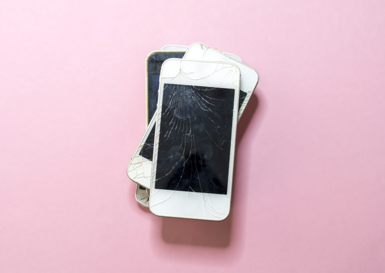 En hög av mobiltelefoner mot rosa bakgrund, Foto: iStock