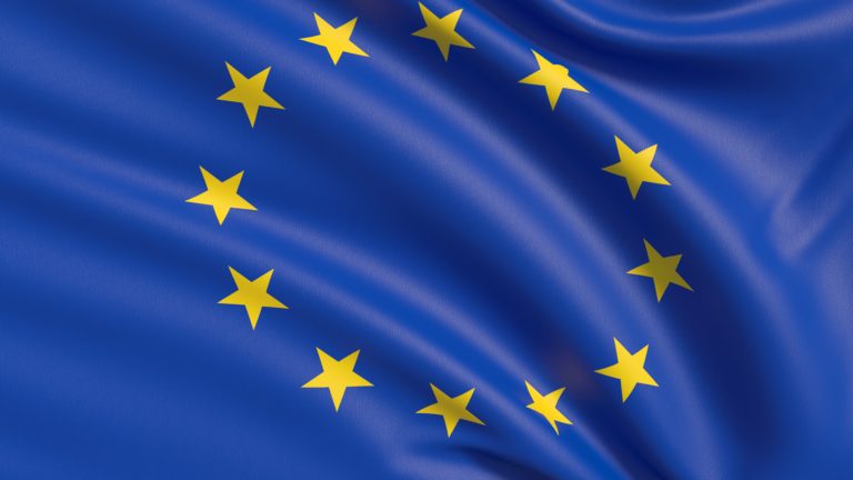 EU:s flagga med de tolv stjärnorna mot blå botten. Foto: iStock