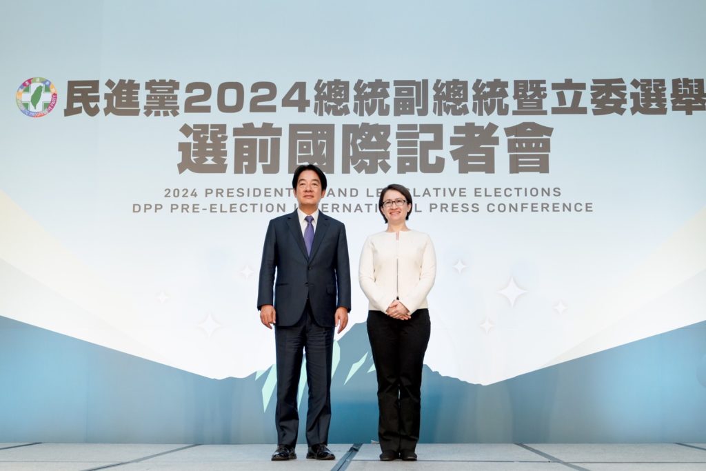 Taiwans nyvalde president Lai Ching-te och hans vicepresidentkandidat Hsiao Bi-khim tackar väljarna för förtroendet. Foto: DPP