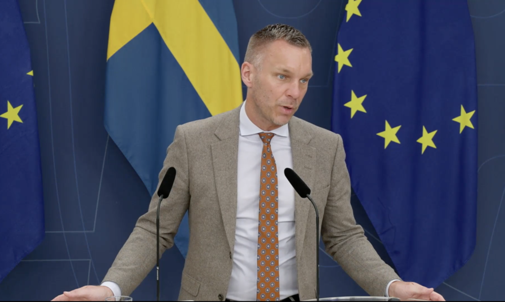 Civilminister Erik Slottner (KD) vid presskonferensen om ökat skydd för elektroniska kommunikationer