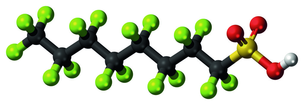 En kemisk struktur för PFAS, byggd med röda, gröna och gula "kultur" som symboliserar olika grundämnen. Foto: iStock