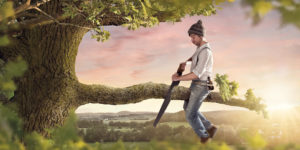 Bilden föreställer någon som sitter på en en trädgren och såga av densamma, mellan sig själv och trädstammen. Foto: iStock