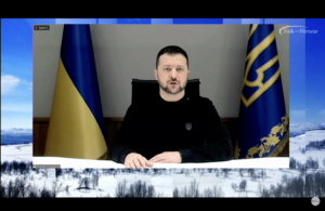 Ukrainas president Volodomyr Zelenskyj inleder Folk och Försvars rikskonferen 2024 via länk.