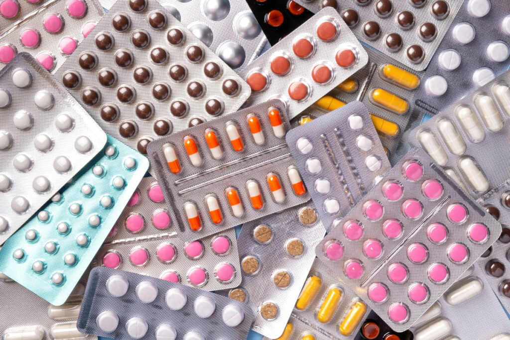 Bild på en mängd medicinkartor med färgglada tabletter av olika slag. Foto: iStock