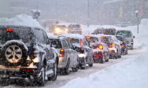 Bilar i snöstorm