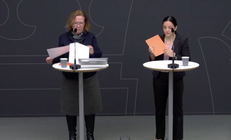 Madeleine Sjöstedt överlämnar utredningen om utvecklingsstöd till tidskrifter till kulturminister Parisa Liljestrand (M)