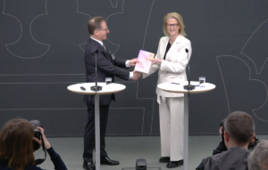 Hans Lindblad överlämnar produktivitetskommissionens delbetänkande till Elisabeth Svantesson (M)