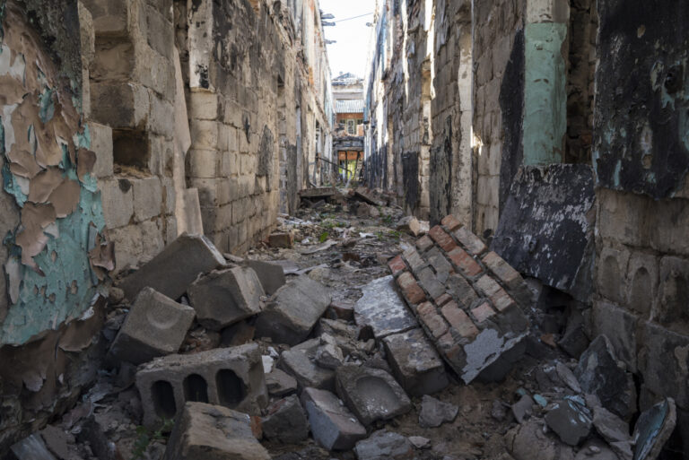 Bilden visar en delvis förstörd byggnad nedrasade husmassor. Byggnaden har skadats vid strider i Ukraina, 2014. Foto: iStock