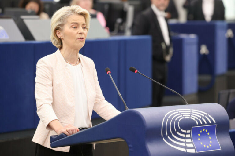 Ursula von der Leyen i EU-parlamentets taalrstola vid sessionen i Strasbourg Foto Eu-Parlamentet Alexis Haulot