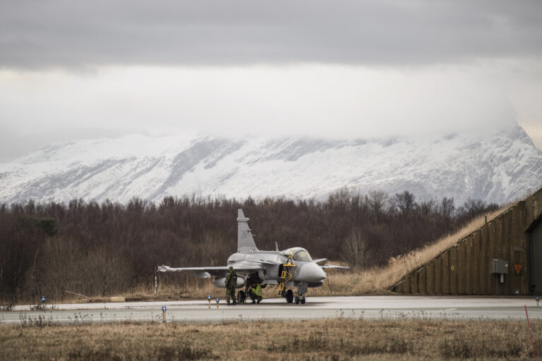 Klargöring av Jas 39 Gripen på flygbas i Bodö, Norge. Foto: Försvarsmakten/Mats Nyström