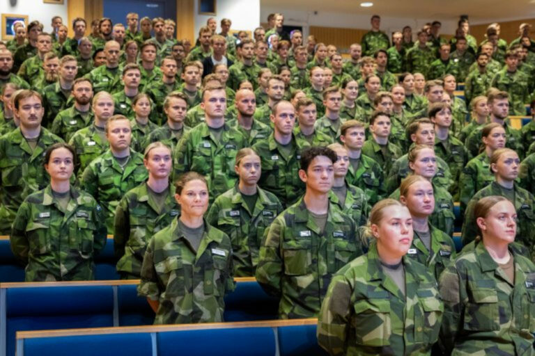 Kronprinsessan Victoria i uniform i en lektionssal, tillsammans med många andra män och kivnnor på Försvarshögskolan. Foto: Kungliga Hovstaterna/Sara Friberg