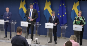 Presskonferens om försvarsanslag i budgeten 2025. Michael Oscarsson (KD), Oscar Sjöstedt (SD), Pål Jonson (M) och Aanna Starbrink (L).