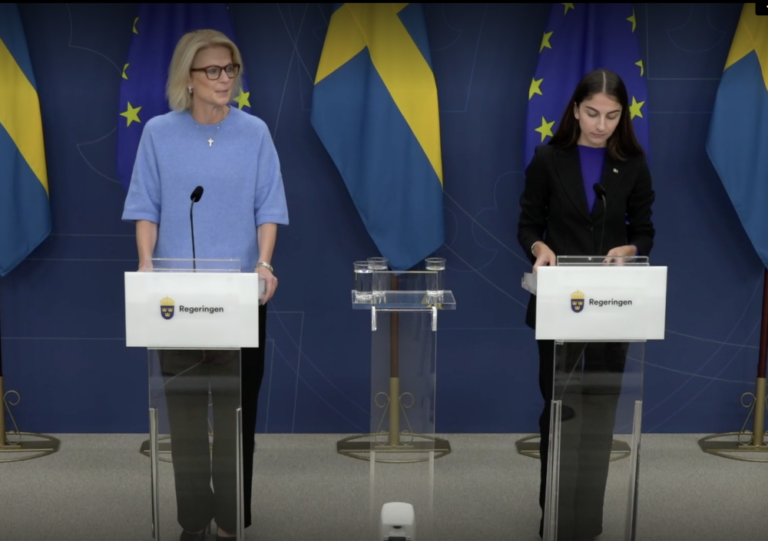 Elisabeth Svantesson (M) och Romina Pourmokhtari (L) under presskonferensen om budgetens klimatredovisning.