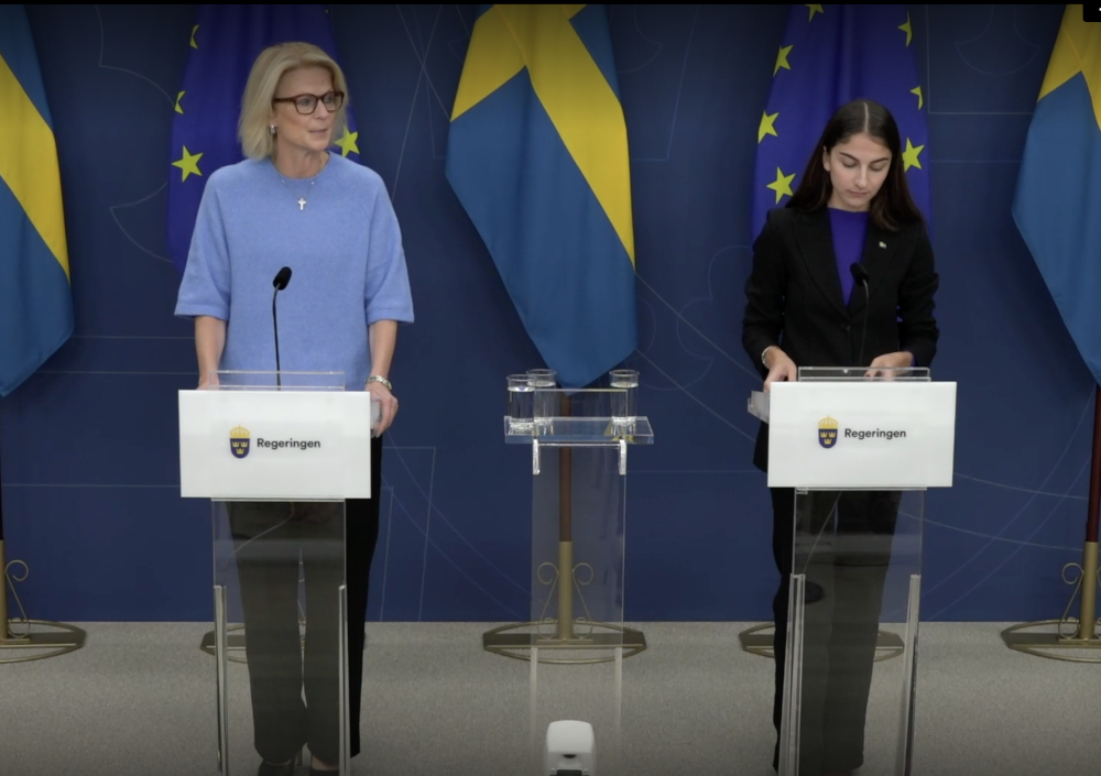 Elisabeth Svantesson (M) och Romina Pourmokhtari (L) under presskonferensen om budgetens klimatredovisning.