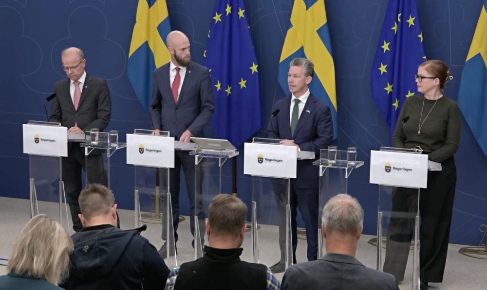 Bilden visar presskonferensen om det nya försvarsbeslutet. Mikael Oskarsson (KD), Klar Oskar Bohlin (M), Pål Johnson (M), Anna Starbrink (L)