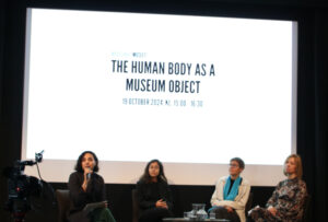 Bilden visar panelen som samtalade om Människokroppen som museiföremål, vid seminariet på Medelhavsmuseet. Från vänster: Didem Yilidrim, Sara Sallam, Sofia Häggman, Linda Andersson Burnett. Foto: Ulf Schyldt