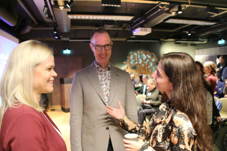 Jämställdhetsminister Paulina Brandberg och borgarrådet Jan Jönsson lyssnar på klimatminister Romina Pourmokhtari. Foto: Ulf Schyldt