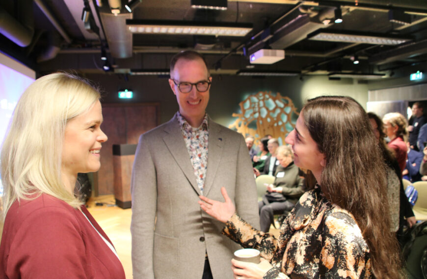 Jämställdhetsminister Paulina Brandberg och borgarrådet Jan Jönsson lyssnar på klimatminister Romina Pourmokhtari. Foto: Ulf Schyldt