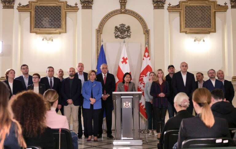 Georgiens president Salome Zourabichvili på presskonferensen där hon vägrade erkänna valutgången. Foto från presidentens twitter-konto