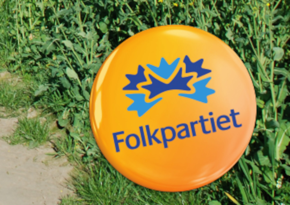 Bilden visar en oragne knapp som det står Folkpartiet på, mot en bakgrund av slingrande gröna växter