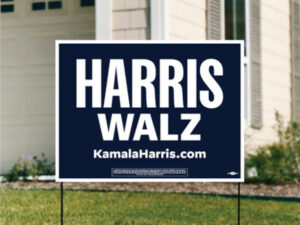 Bilden visar en blå skylt med texten "Harris Walz", en valaffisch i det amerikanske presidentvalet 2024. Foto: Kamalaharris.com