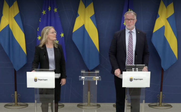 Lotta Edholm och Johan Pehrson presenterar resultate i den internationella TIMSS-mätningen gjord 2023