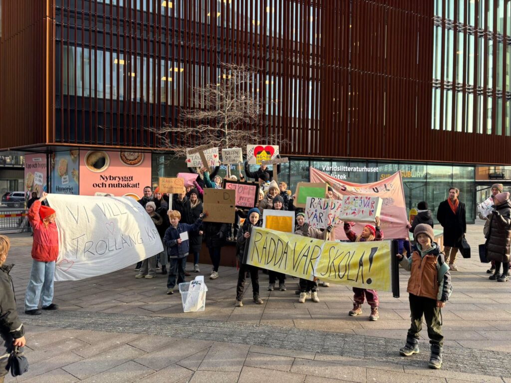 Manifestation för att rädda två mindre skolor i Göteborg. Liberalerna och Axel Darvik var initiativtagare.