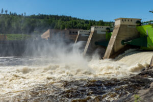 Nämforsens vattenkraftverk sett nedomsröms. Foto: iStock