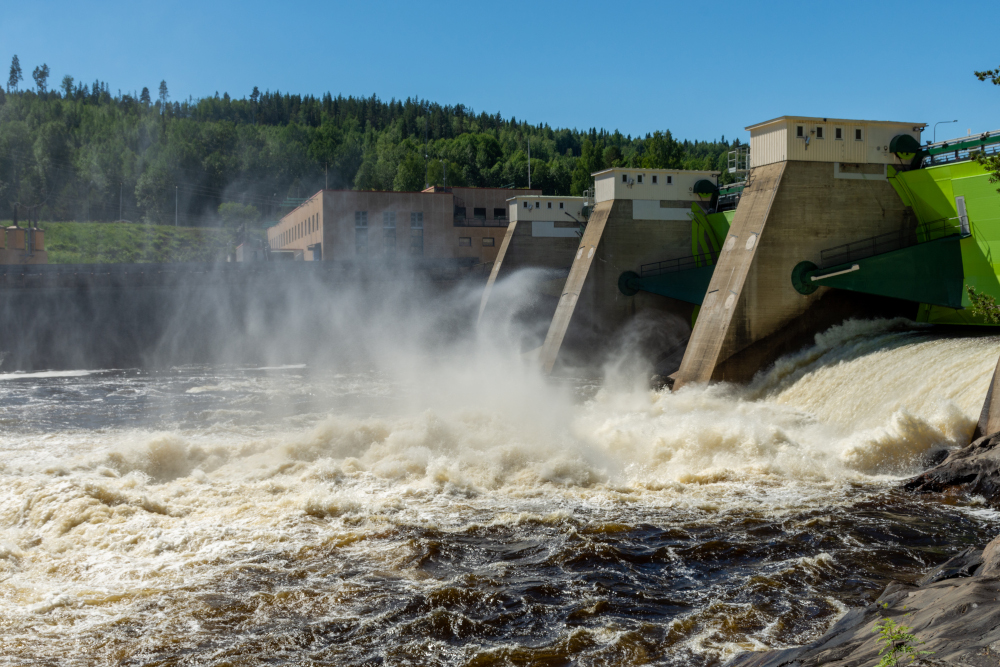 Nämforsens vattenkraftverk sett nedomsröms. Foto: iStock